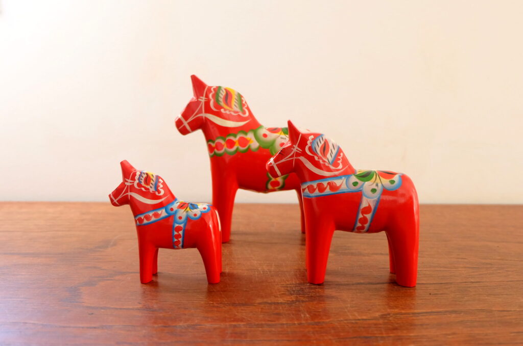 Fikaの21企画展 なつ 7月 8月の金 土 日 幸せを運ぶ ダーラナホース展 Dalahast ダーラヘスト ダーラナホースの絵付け ワークショップ 7月24日 を開催します 7坪ハウスfika